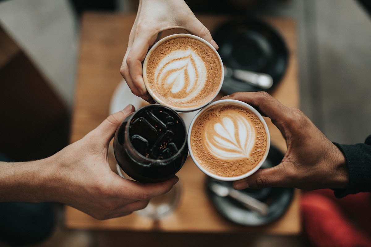 Suasana cafe dengan kopi hangat